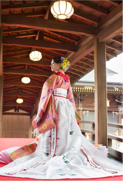 湯島天神の太鼓橋に立つ十二単を着た花嫁