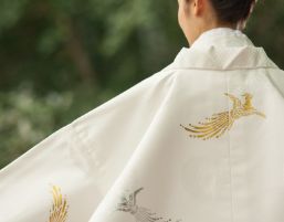 金や銀の鳳凰の刺繍が入った白無垢の十二単